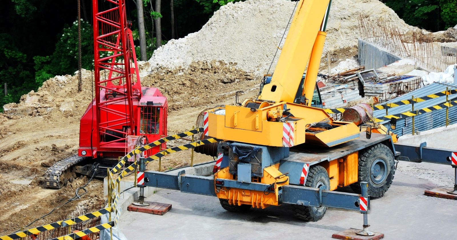 Ein gelber Telekran auf einer Baustelle.