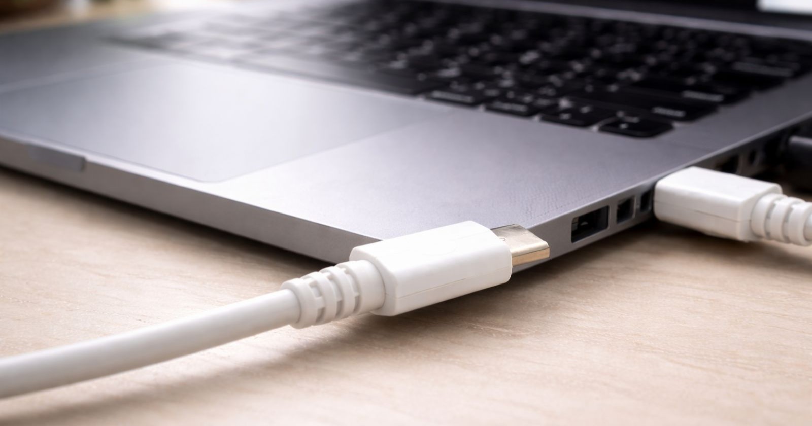 USB-C Ladegerät am Laptop angeschlossen Nahaufnahme EU Regel 2026 Pflicht USB-C Anschluss Notebook