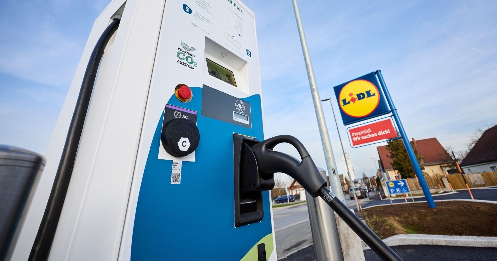 E-Auto lädt an einer Lidl-Ladesäule in Österreich; im Hintergrund das Lidl-Logo