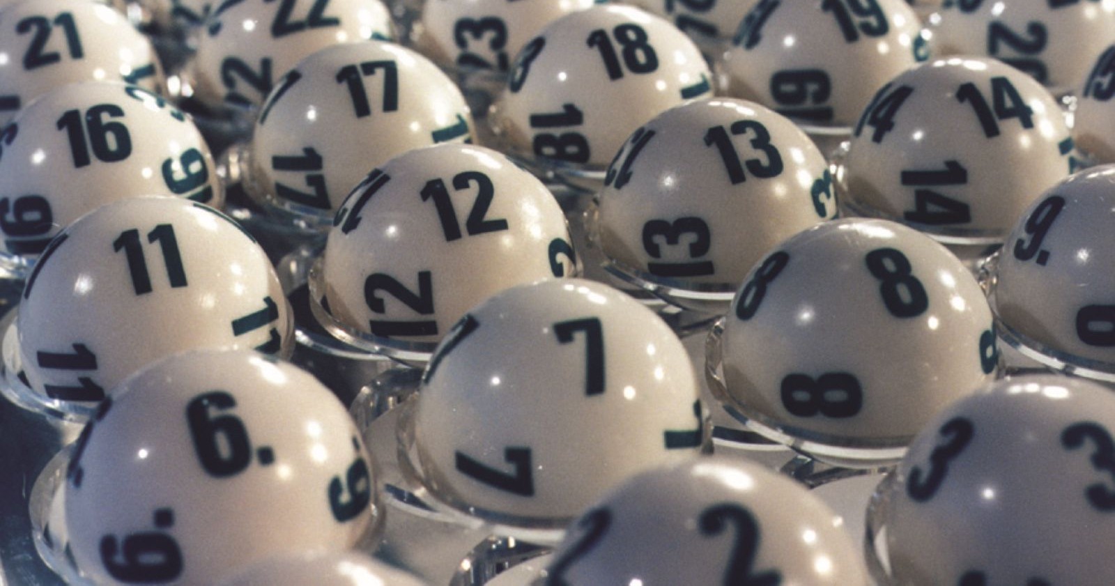 Lotto Kugeln bei der Lotto Ziehung mit Zahlen – Sechser Gewinn am 1. April 2026 in Österreich