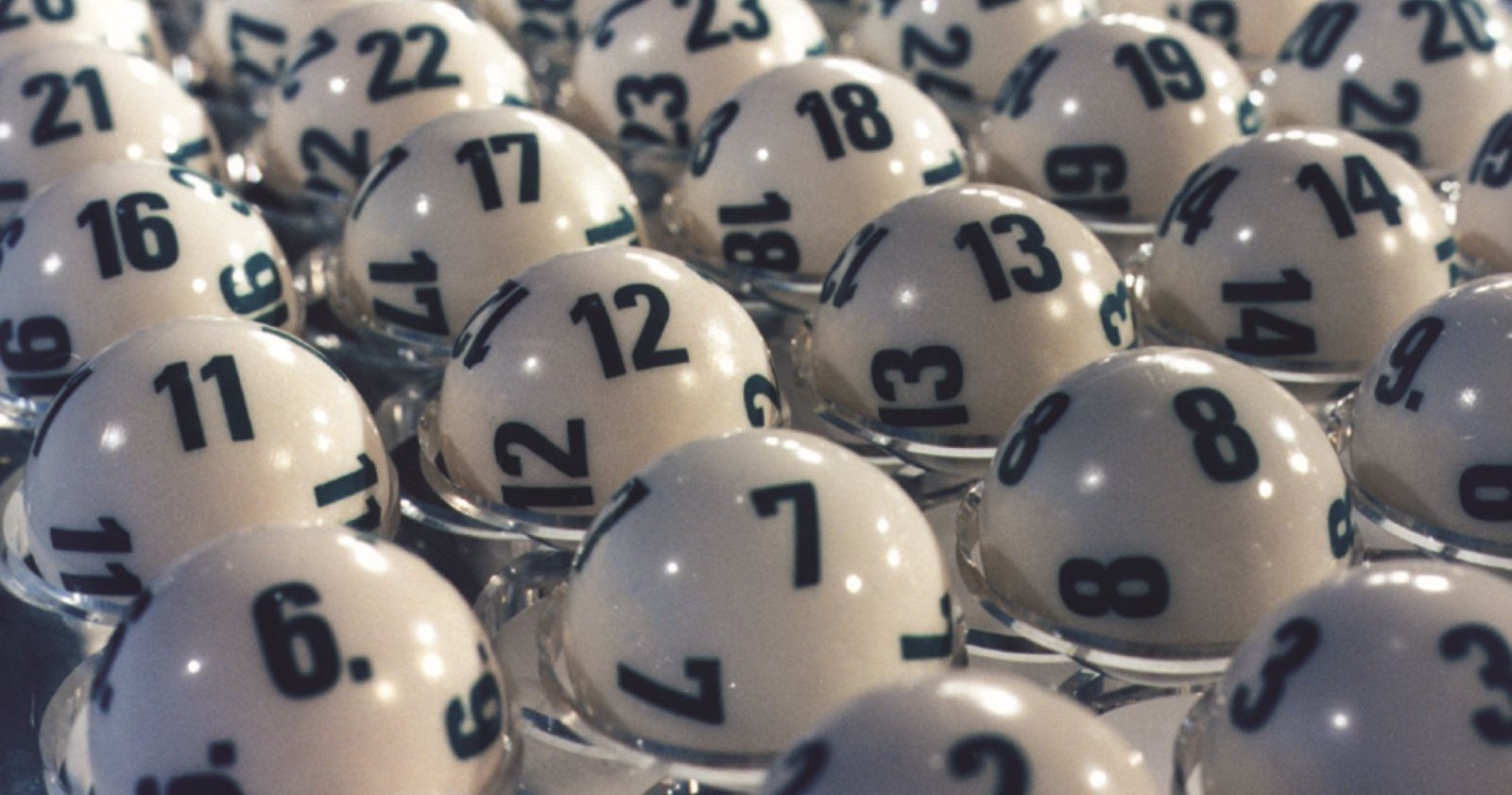 Lottokugeln mit Zahlen bei einer Lotto Ziehung – aktuelle Gewinnzahlen und Jackpot-Ergebnisse vom Mittwoch 15. April
