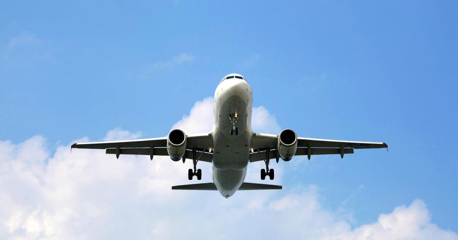 Passagierflugzeug im Landeanflug vor blauem Himmel während Pilotenstreik bei Lufthansa