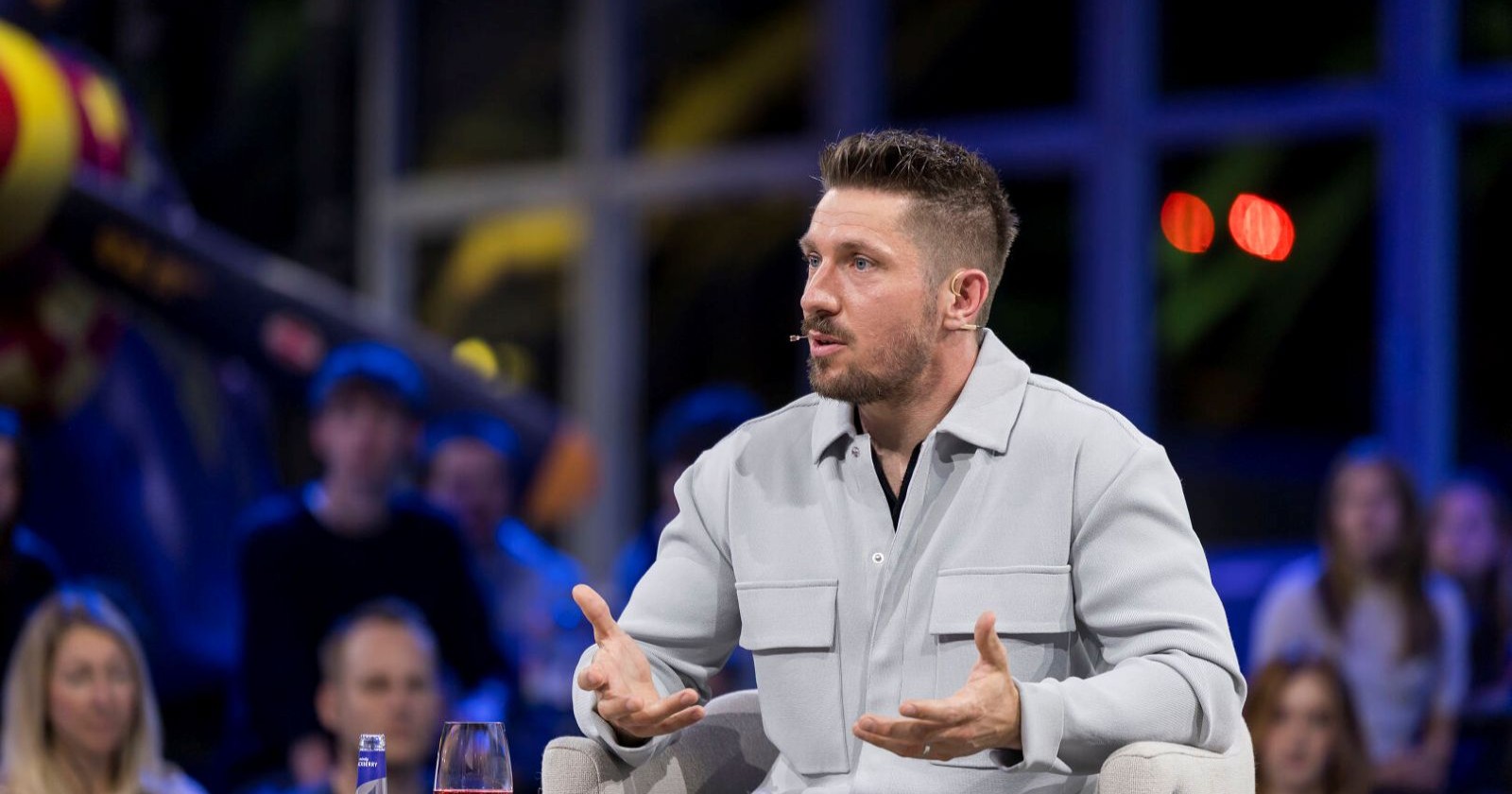 Marcel Hirscher spricht im TV-Studio über seine Knieverletzung und den Reha-Verlauf