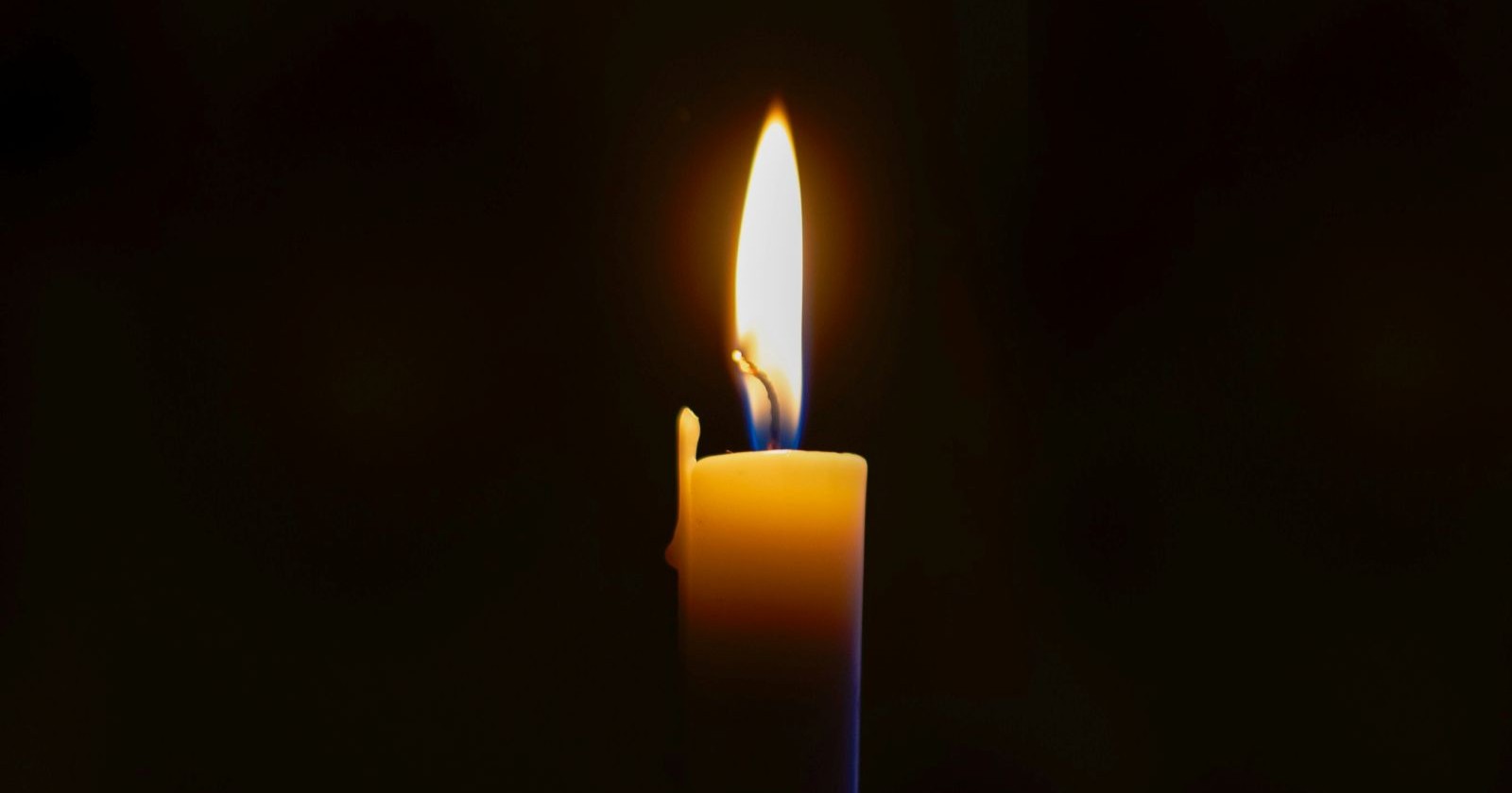 Brennende Kerze als Symbol der Trauer nach dem Tod von Mario Adorf, Schauspiel-Legende gestorben mit 95 Jahren