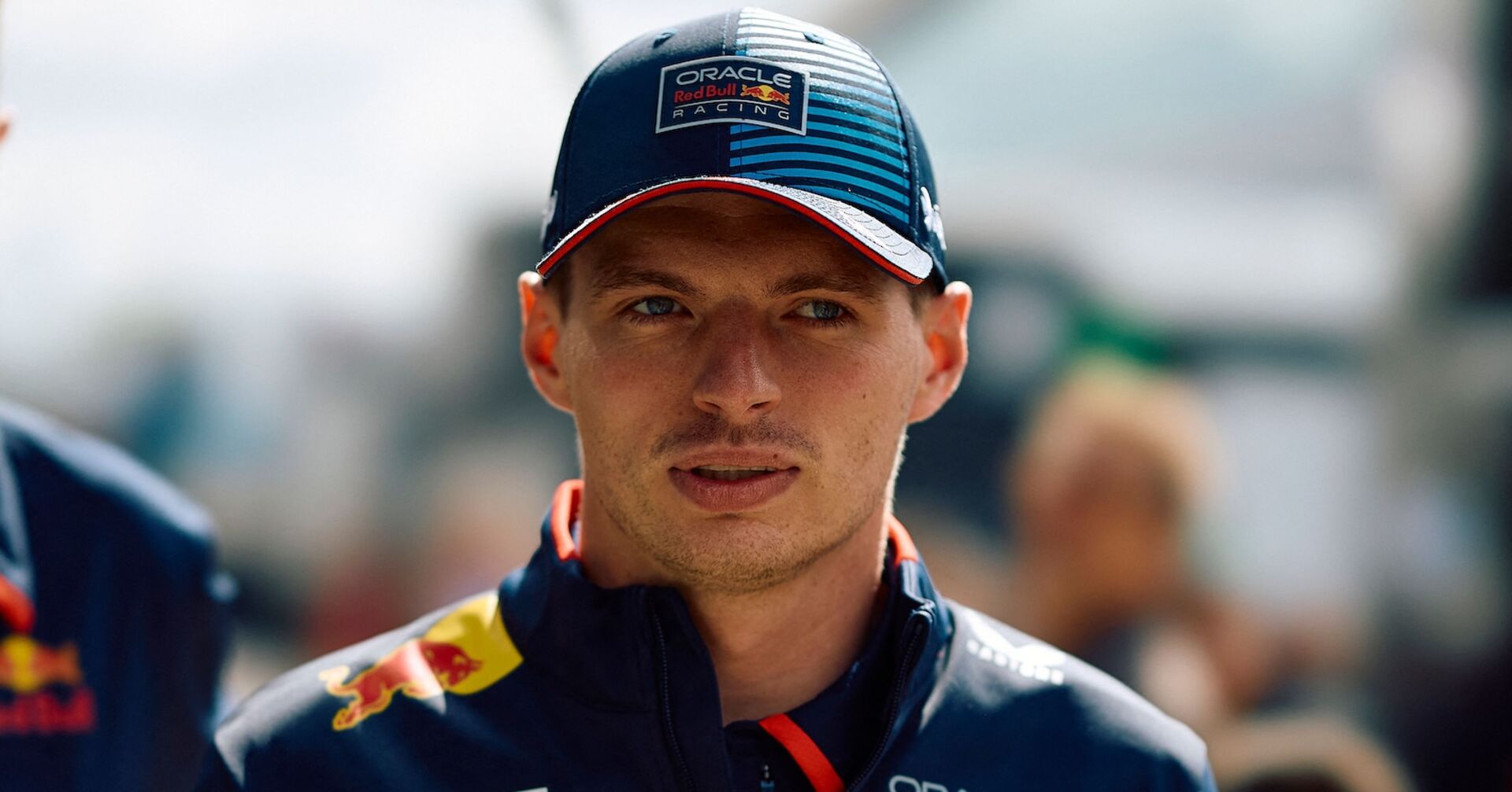 Max Verstappen im Red-Bull-Arbeitsgewand an einer Formel 1-Rennstrecke