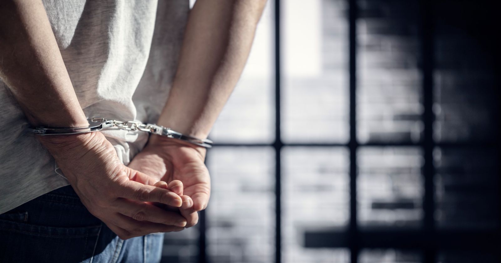 Handschellen als Symbolbild für die Festnahme wegen Menschenhandels