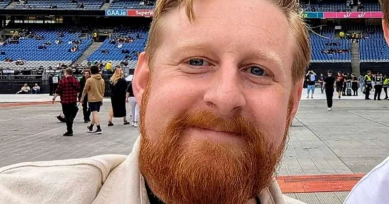 Michael Patrick, Schauspieler aus Game of Thrones, vor Stadionkulisse aufgenommen; er ist an MND verstorben