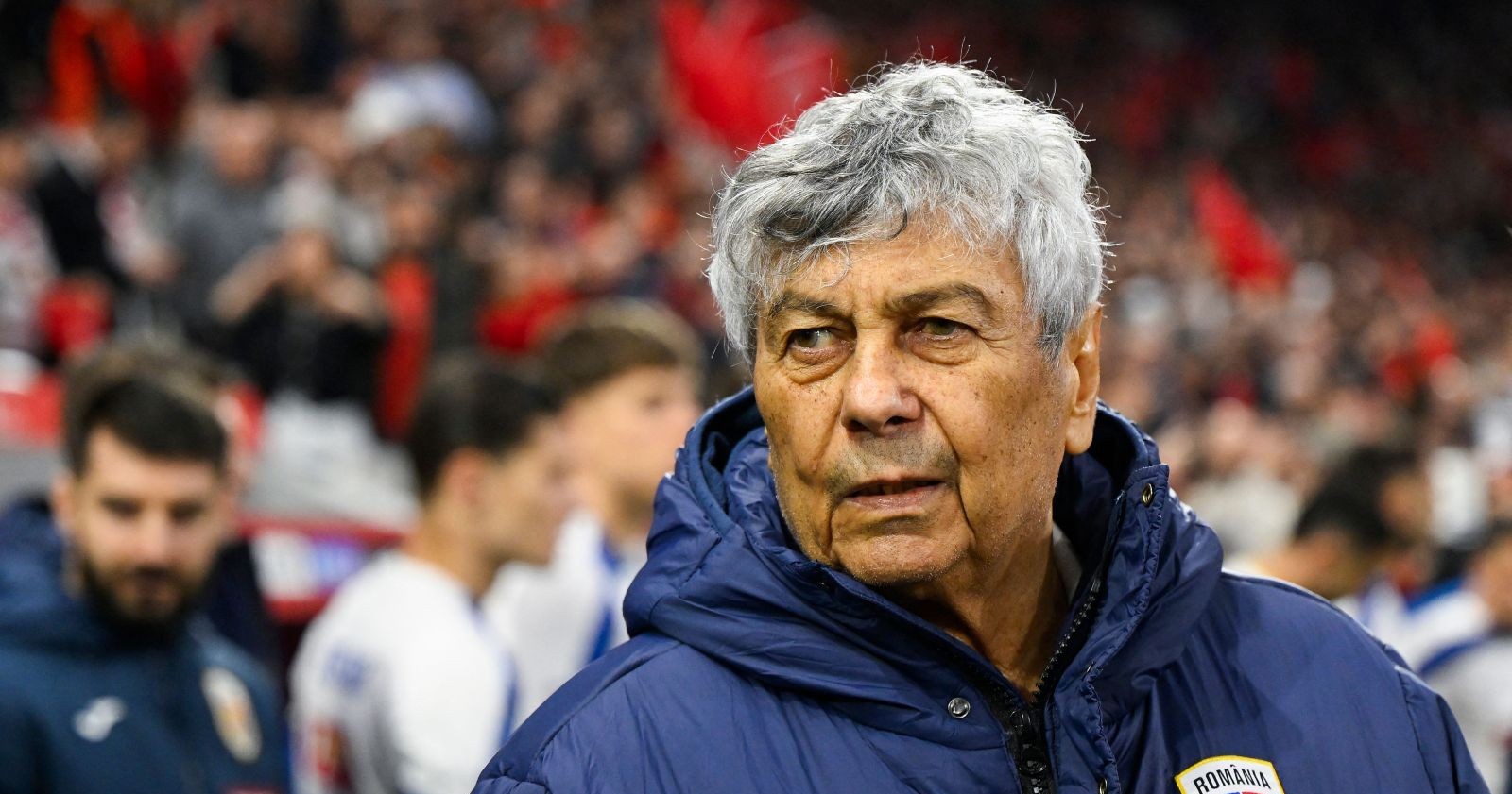 Mircea Lucescu steht am Spielfeldrand und wirkt konzentriert, während er seine Mannschaft beobachtet. Der rumänische Trainer liegt nach einem Herzinfarkt aktuell im künstlichen Koma auf der Intensivstation.