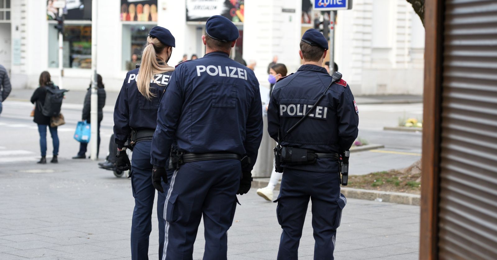 Themenbild: Polizisten sichern Einsatzort nach Femizid in Sooß Niederösterreich Ermittlungen gegen Ehemann laufen nach dem Mord an seiner 38-jährigen Frau