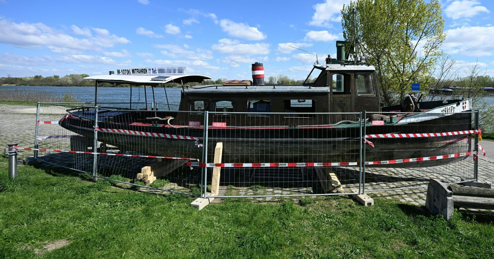 Das geborgene Holzschiff MS Ana liegt auf dem Treppelweg neben der Donau