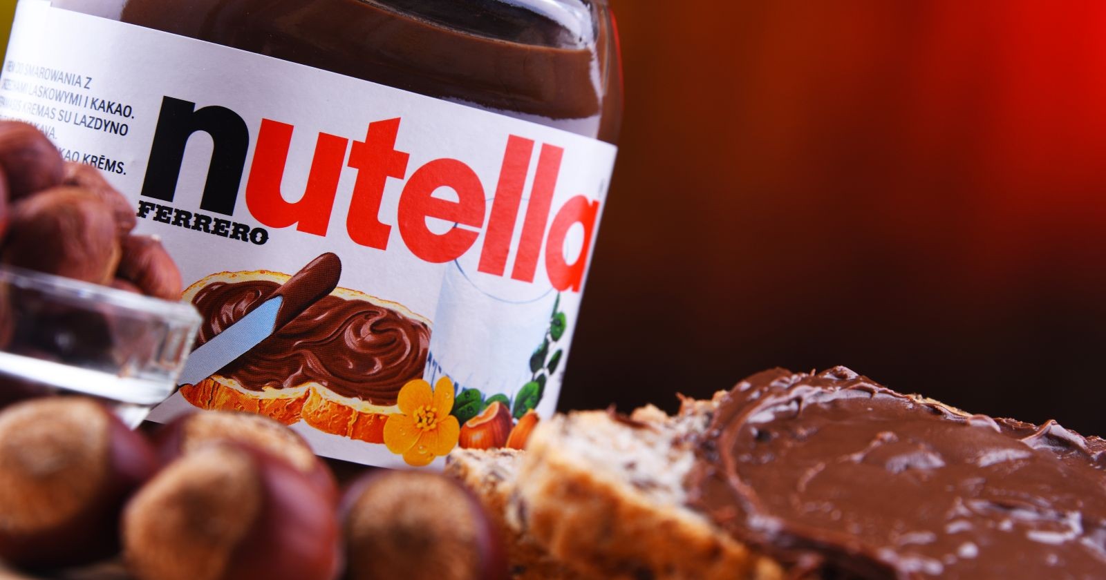 Glas Nutella mit Haselnüssen und Brotaufstrich, symbolisch für die EU-Razzia bei Ferrero wegen Kartellverdacht und möglicher Preisabsprachen.