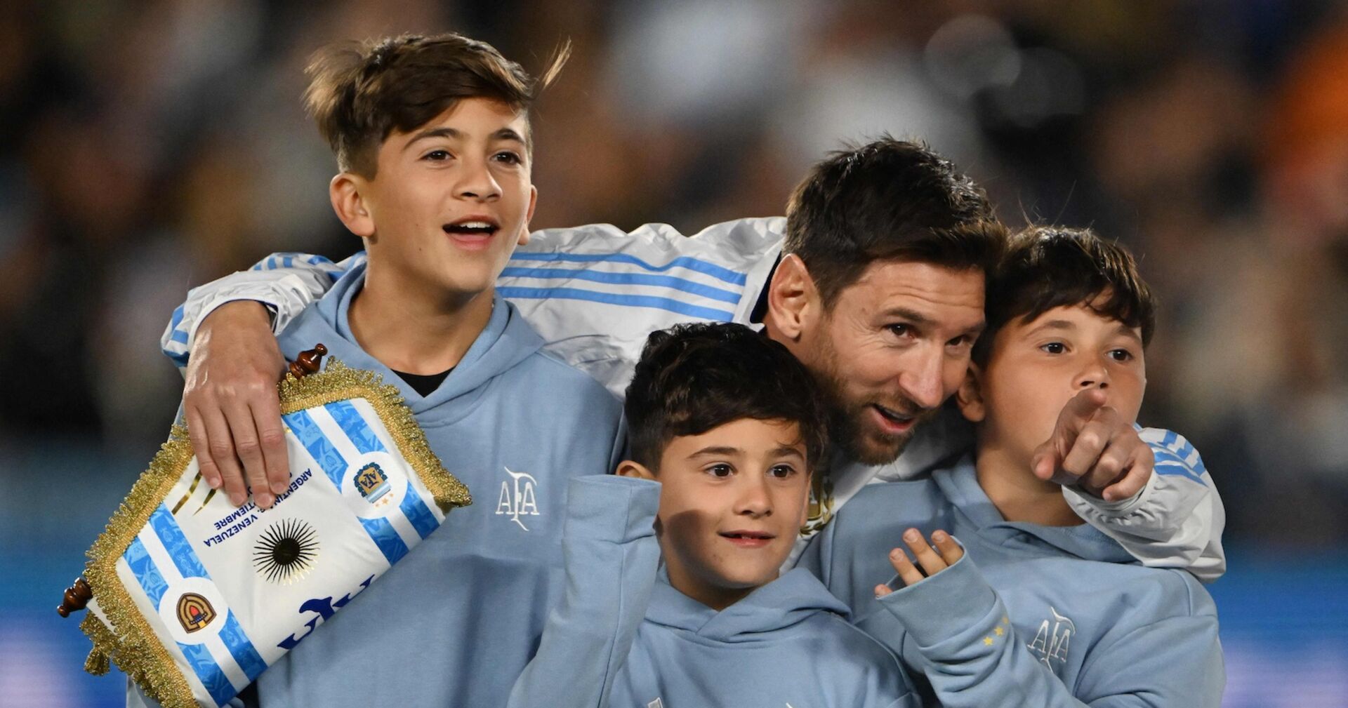 Der Superstar weint vor Fans im Monumental-Stadion.