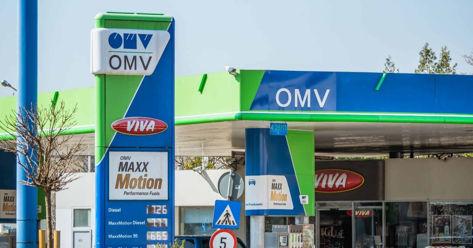 OMV-Tankstelle mit Preisanzeige und Logo in Grün-Blau, Symbolbild für die Debatte um Spritpreise und reduzierte Preisbremse in Österreich.