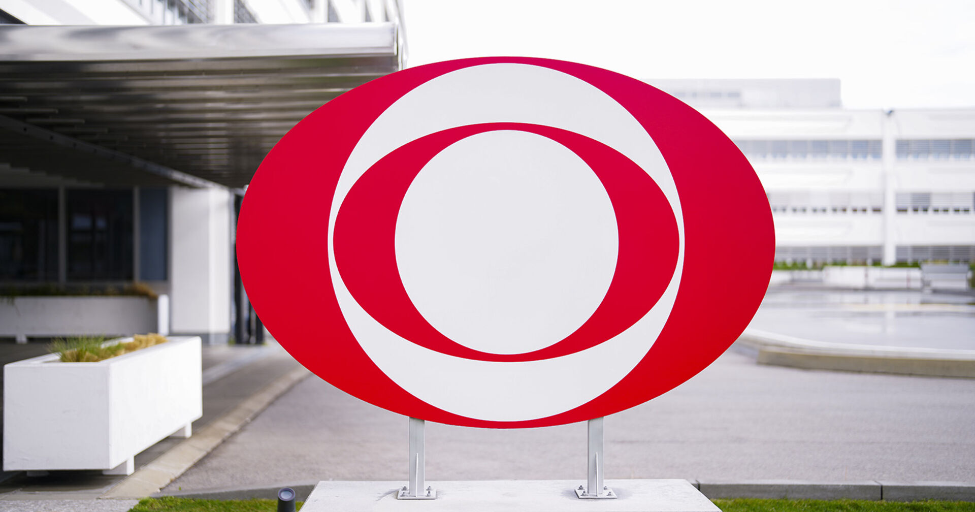 ORF Logo vor Zentrale in Wien zum Thema ORF Gehälter Transparenzbericht und hohe Einkommen im öffentlich-rechtlichen Rundfunk