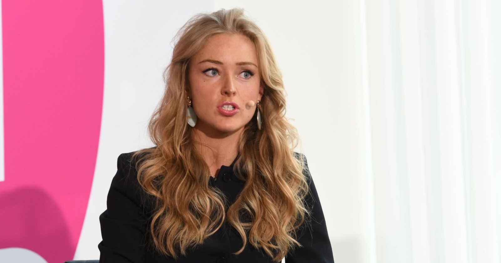 Patrice Aminati bei einem öffentlichen Auftritt mit Mikrofon, spricht über ihre Gesundheit und ihren Kampf gegen schwarzen Hautkrebs