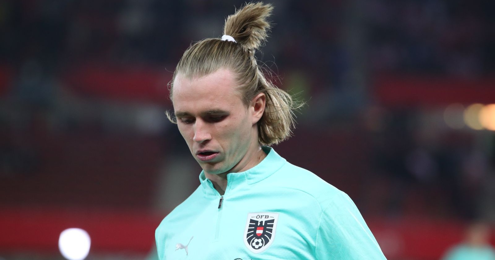 Patrick Wimmer in der Trainingsjacke des ÖFB blickt nachdenklich während eines Spiels