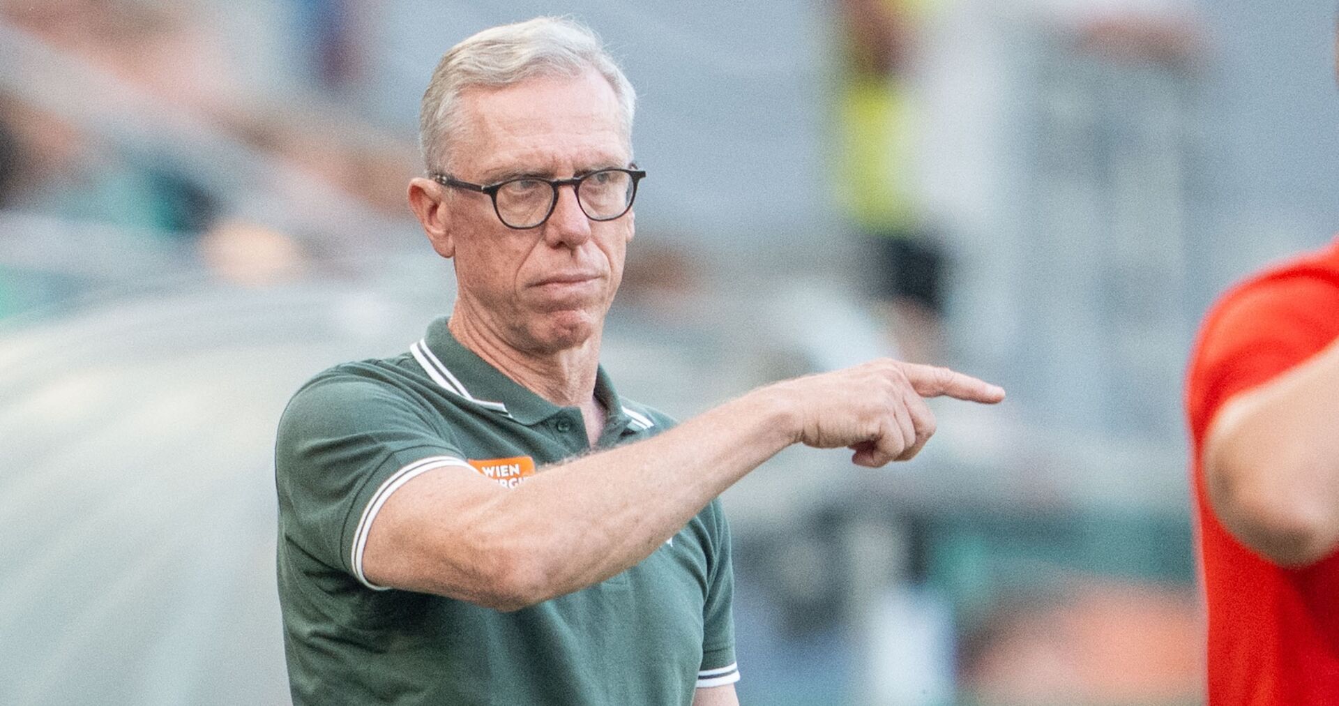 Peter Stöger steht an der Seitenlinie, Themenbild für seine neue Anstellung als ORF-Experte
