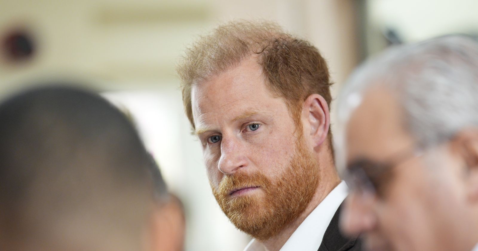 Prinz Harry bei einem öffentlichen Auftritt, ernst blickend