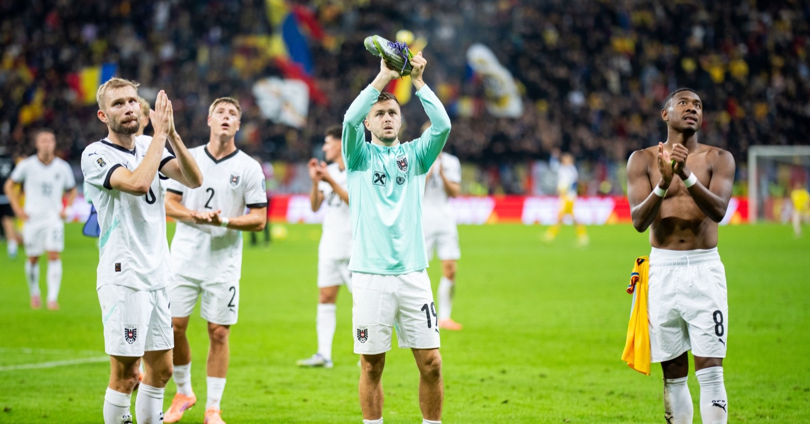 Konrad Laimer und David Alaba nach Ende des Spiels zur WM-Qualifikation, Gruppe H, 8. Runde, zwischen Rumänien und Österreich in Bukarest.