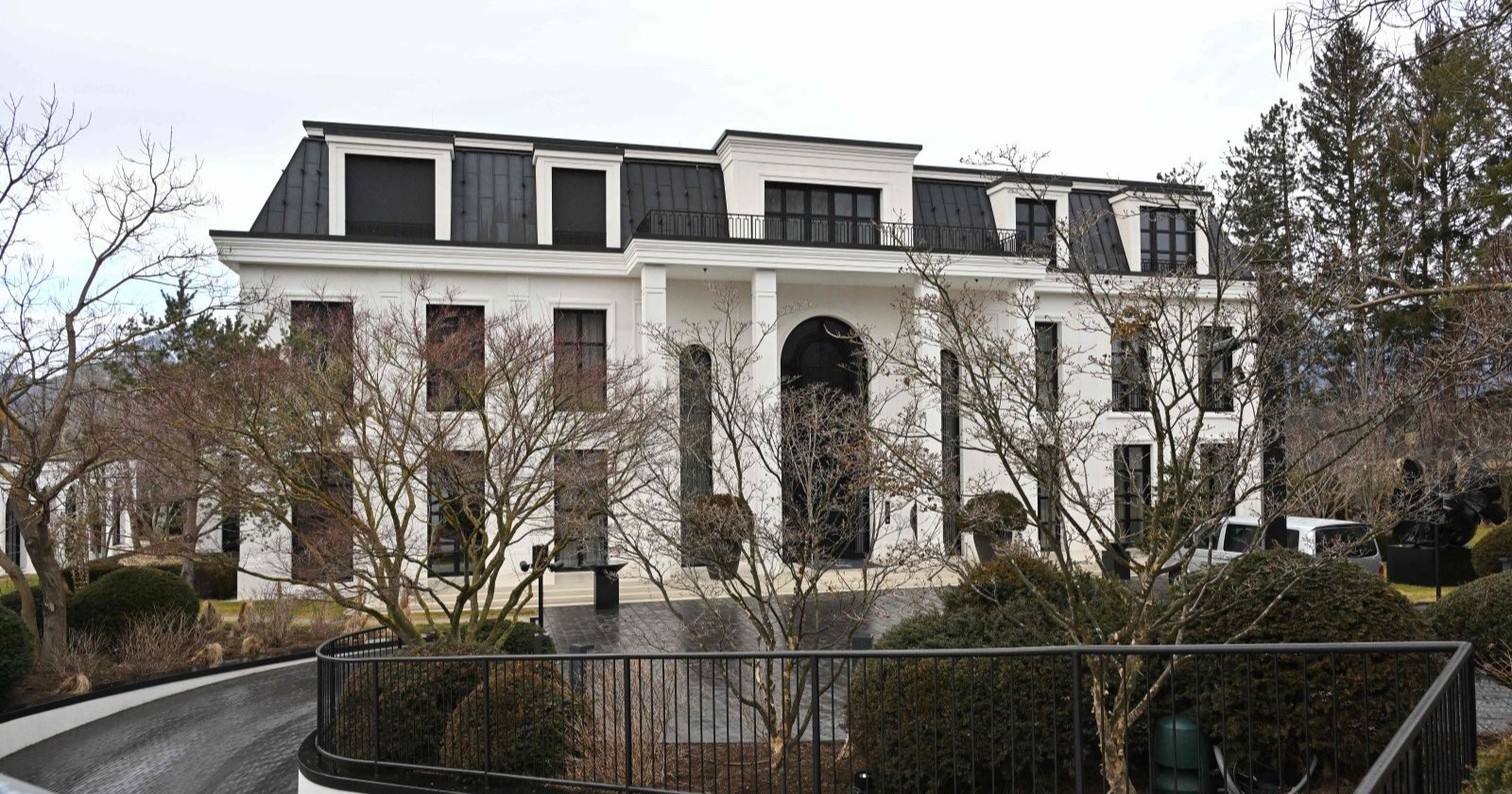 Die luxuriöse Villa von Rene Benko in Igls bei Innsbruck aus der Luftaufnahme