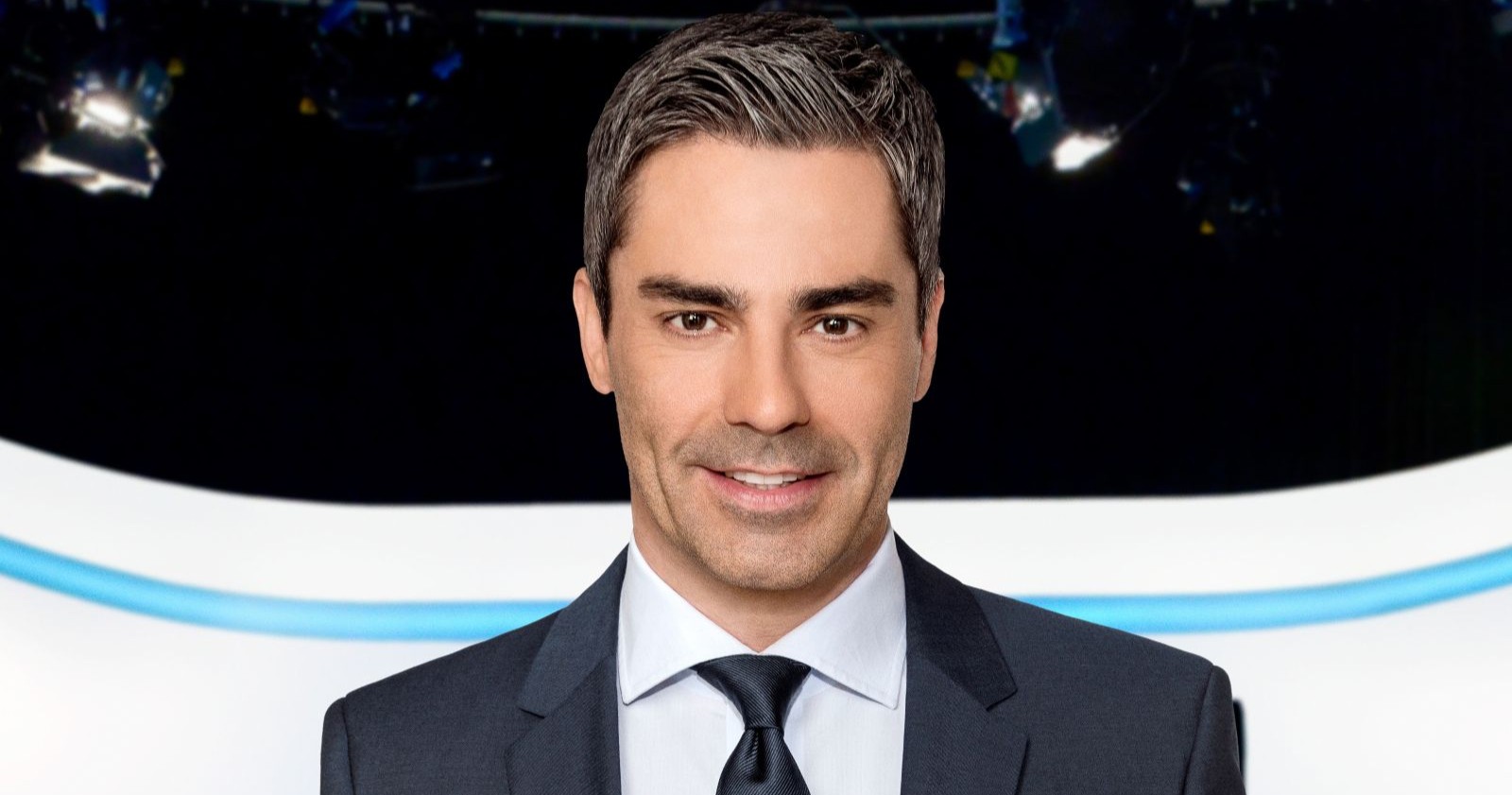 Roman Rafreider im ORF-Studio mit Anzug und Krawatte – Moderator sorgt mit Aussage über Schmusen für Aufsehen