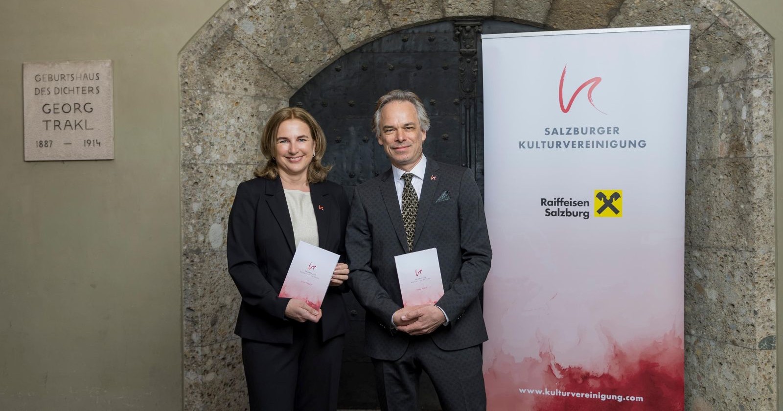 Josefa Hüttenbrenner und Benjamin Schmid vor dem Traklhaus.