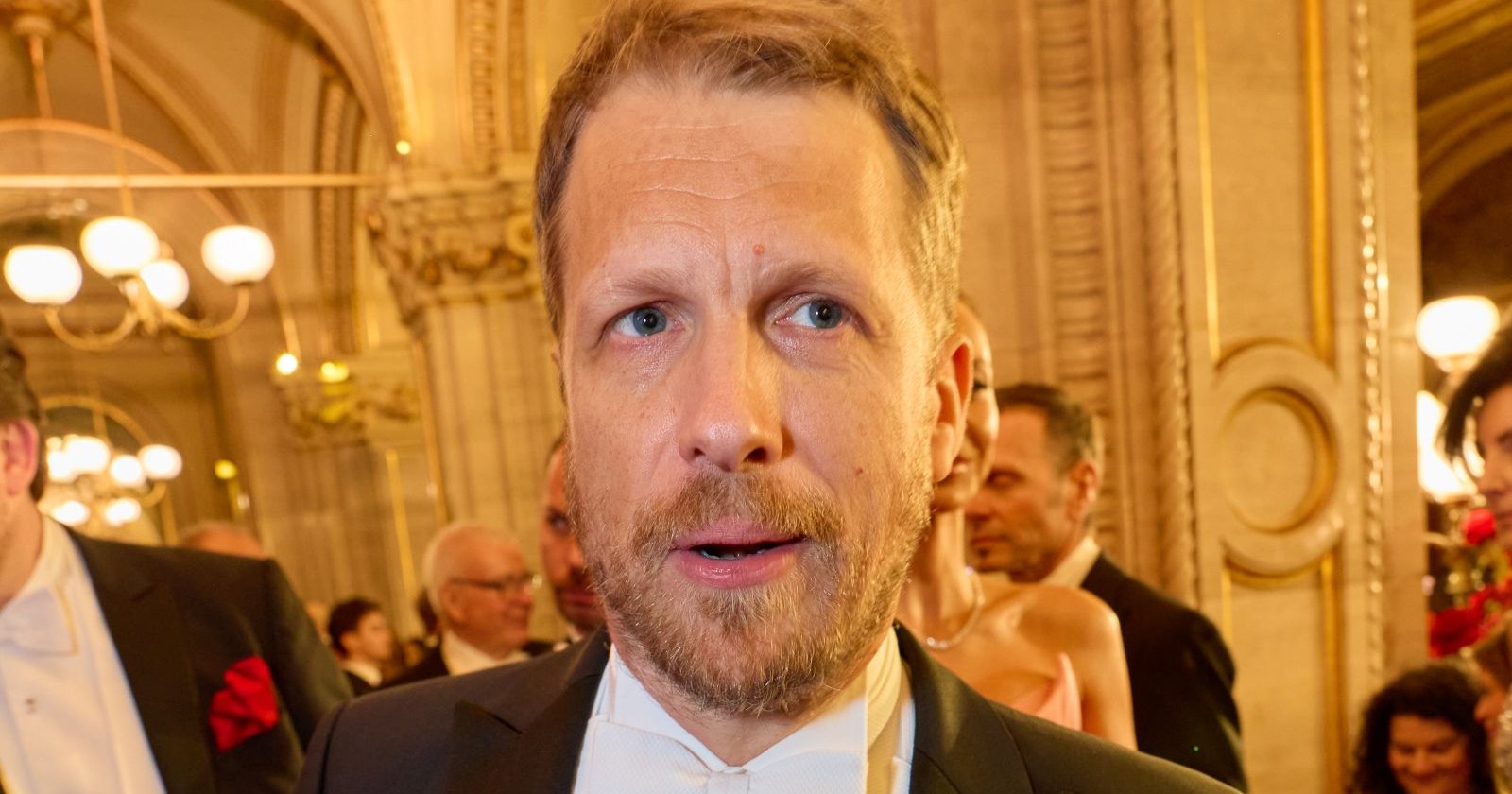 Oliver Pocher in elegant Abendgarderobe bei einer Veranstaltung in einem festlich beleuchteten Saal/ Ex-Frau Sandy Meyer-Wölden ist getrennt