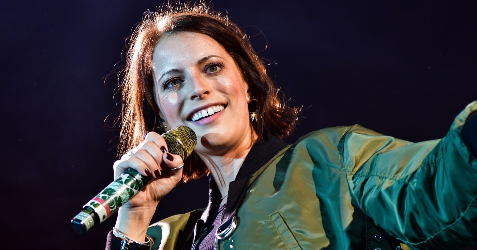 Silbermond-Sängerin Stefanie Kloß bei einem Live-Auftritt mit Mikrofon auf der Bühne