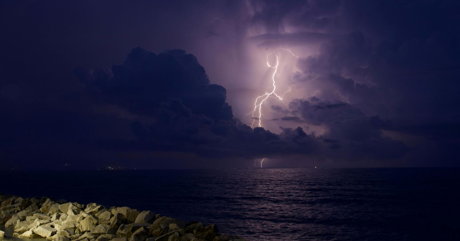 Gewitter über dem Meer mit starkem Blitz bei Nacht – dramatische Wetterlage während eines Supertaifuns im Westpazifik