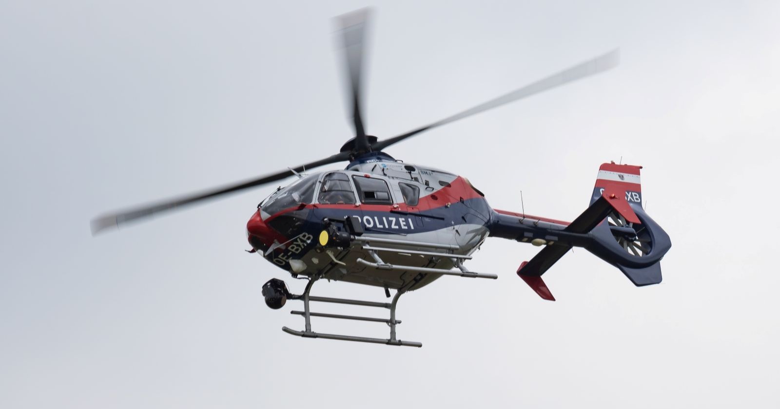 Polizeihubschrauber während eines Einsatzes