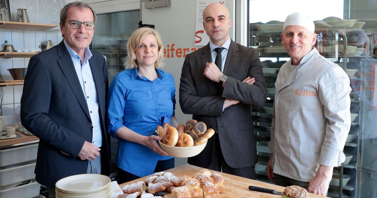 Vier Personen mit Brot und Gebäck in der Bäckerei Szihn