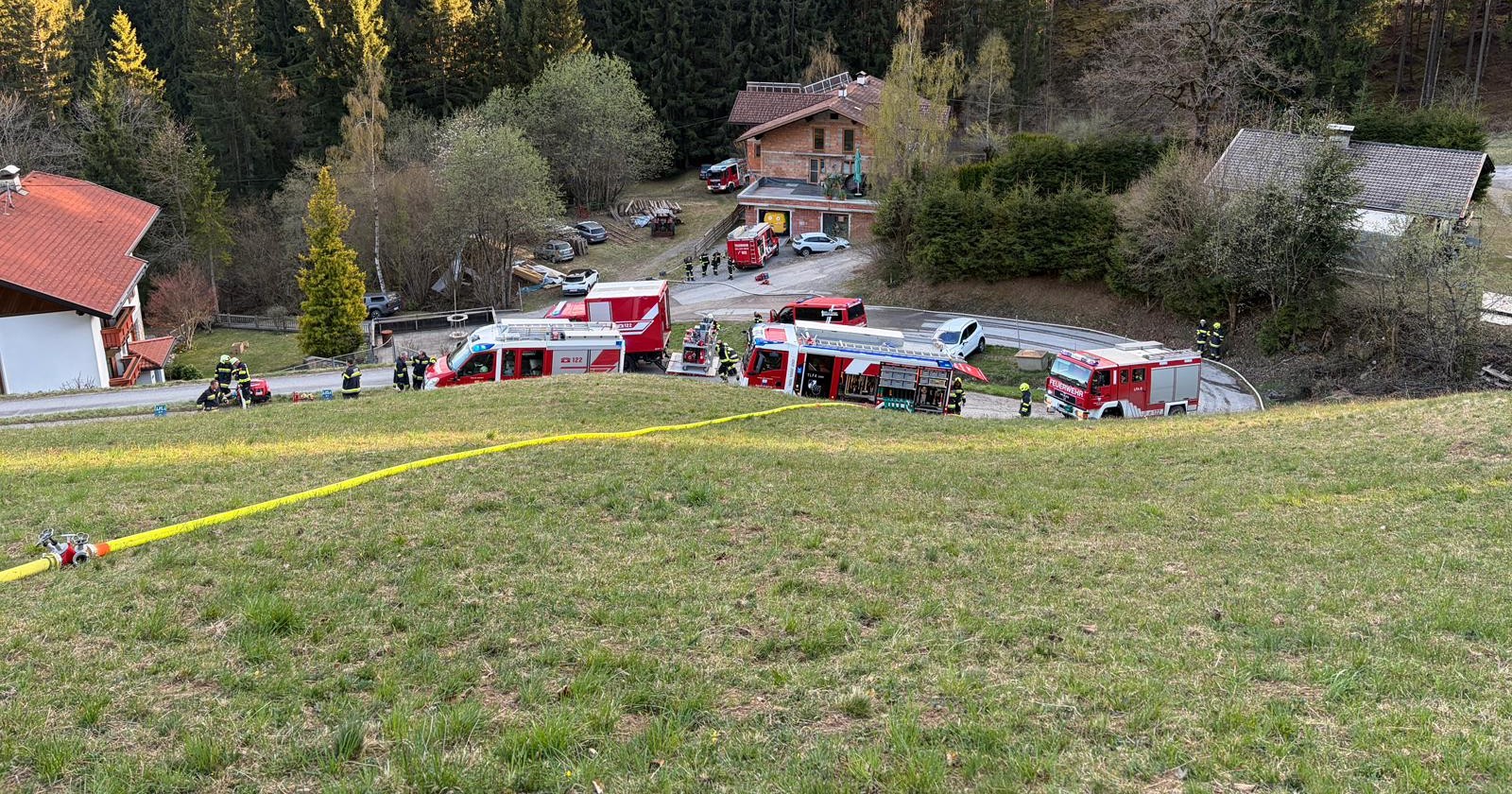 Einsatzkräfte der Feuerwehr bei der Brandbekämpfung im Wald oberhalb von Emberg in Berg im Drautal
