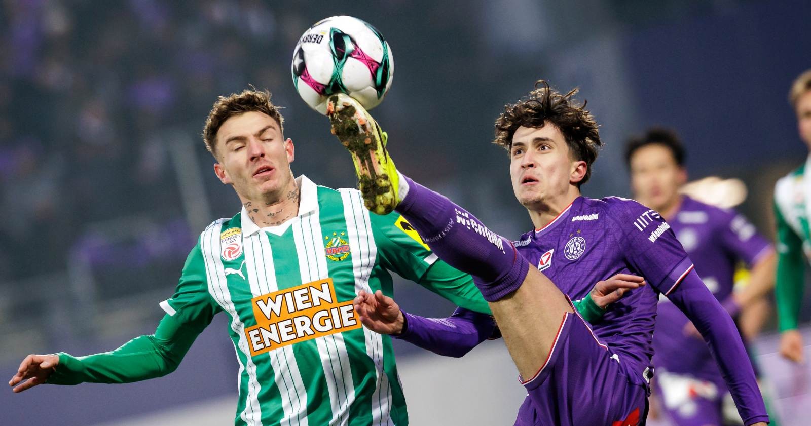 Bendeguz Bolla und Sanijel Saljic im Wiener Derby zwischen Austria und Rapid Wien während eines Zweikampfes