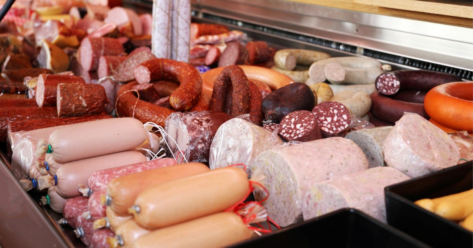 Wursttheke mit verschiedenen Salami- und Wurstwaren – Symbolbild für Wurst Rückruf  Netto wegen E.-coli-Belastung