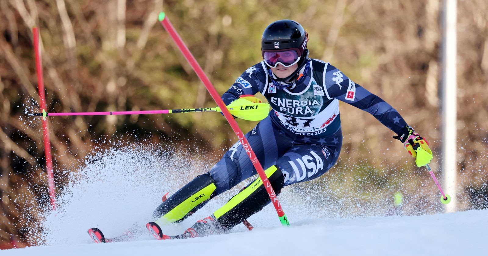 Zoe Zimmermann fährt Slalomrennen im Ski-Weltcup mit USA-Anzug und Helm zwischen Torstangen, jetzt hat sie überraschend ihren Rücktritt verkündet