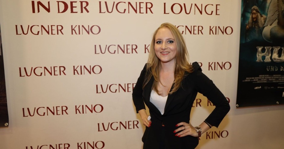 Jacqueline Lugner posiert in der Lugner City.