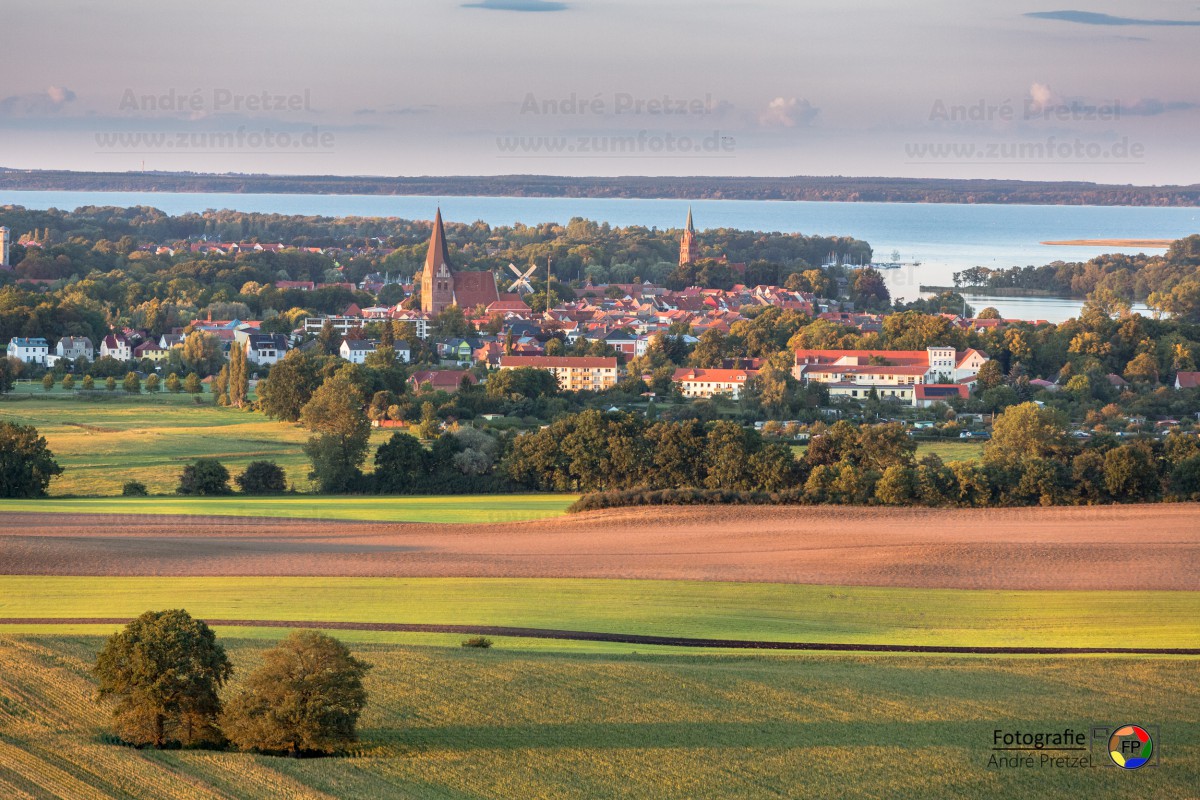 Röbel mit der Müritz im Hintergrund vom Ballon aus