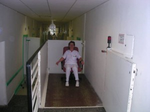 Hebebühne mit Schwester