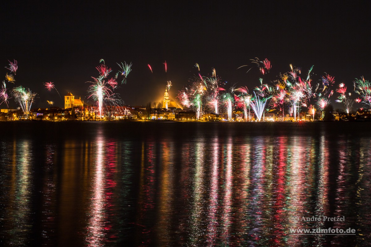 Neujahrsfeuerwerk über der Innenstadt von Waren (Mueritz)