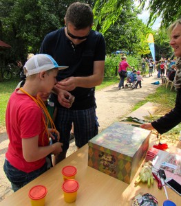 Tyler (7) und Papa Reiko beim Geruchsquiz am Stand der Verbraucherzentrale