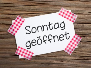 Klebestreifen Zettel auf Holz SONNTAG GEFFNET