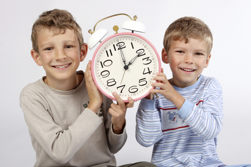 Kinder mit Wecker