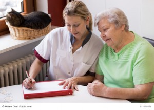 Altenpflegerin beim Hausbesuch einer Patientin