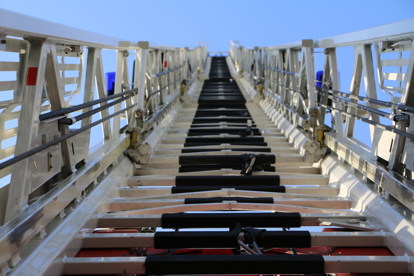 Feuerwehr Drehleiter - Blick vom Leiterpark in Himmel #4