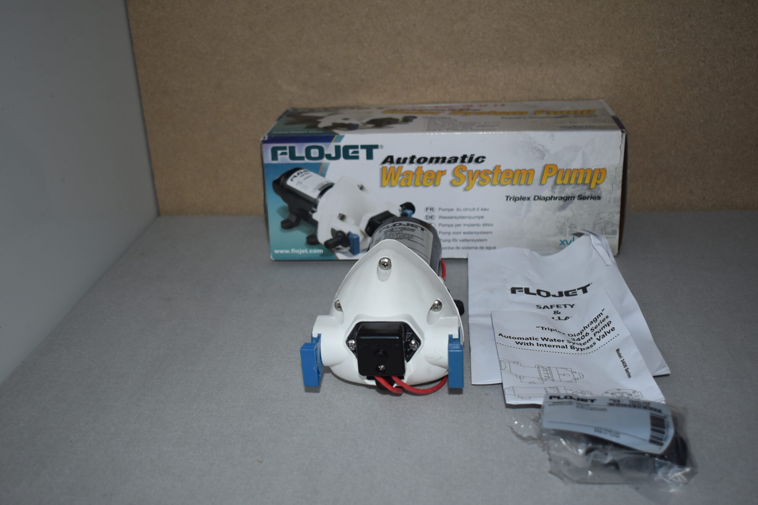 Flojet Wasserpumpe mit Adapter und Anleitung Model: R3426501