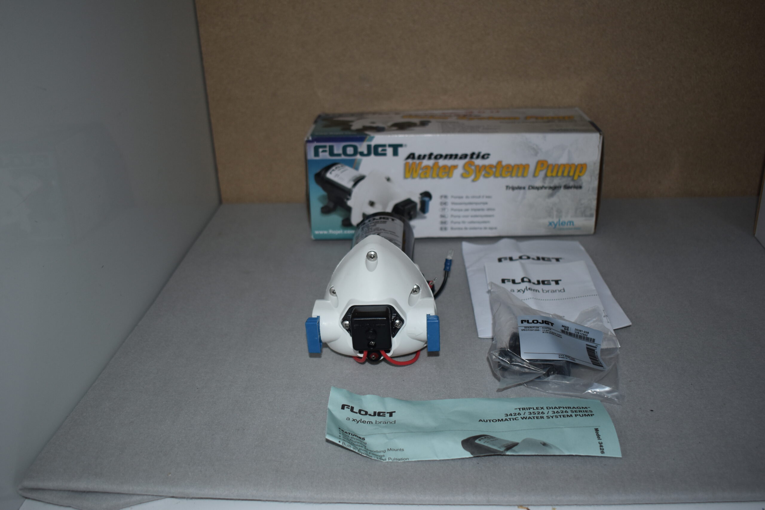 Flojet Wasserpumpe mit Adapter und Anleitung Model: R3426501