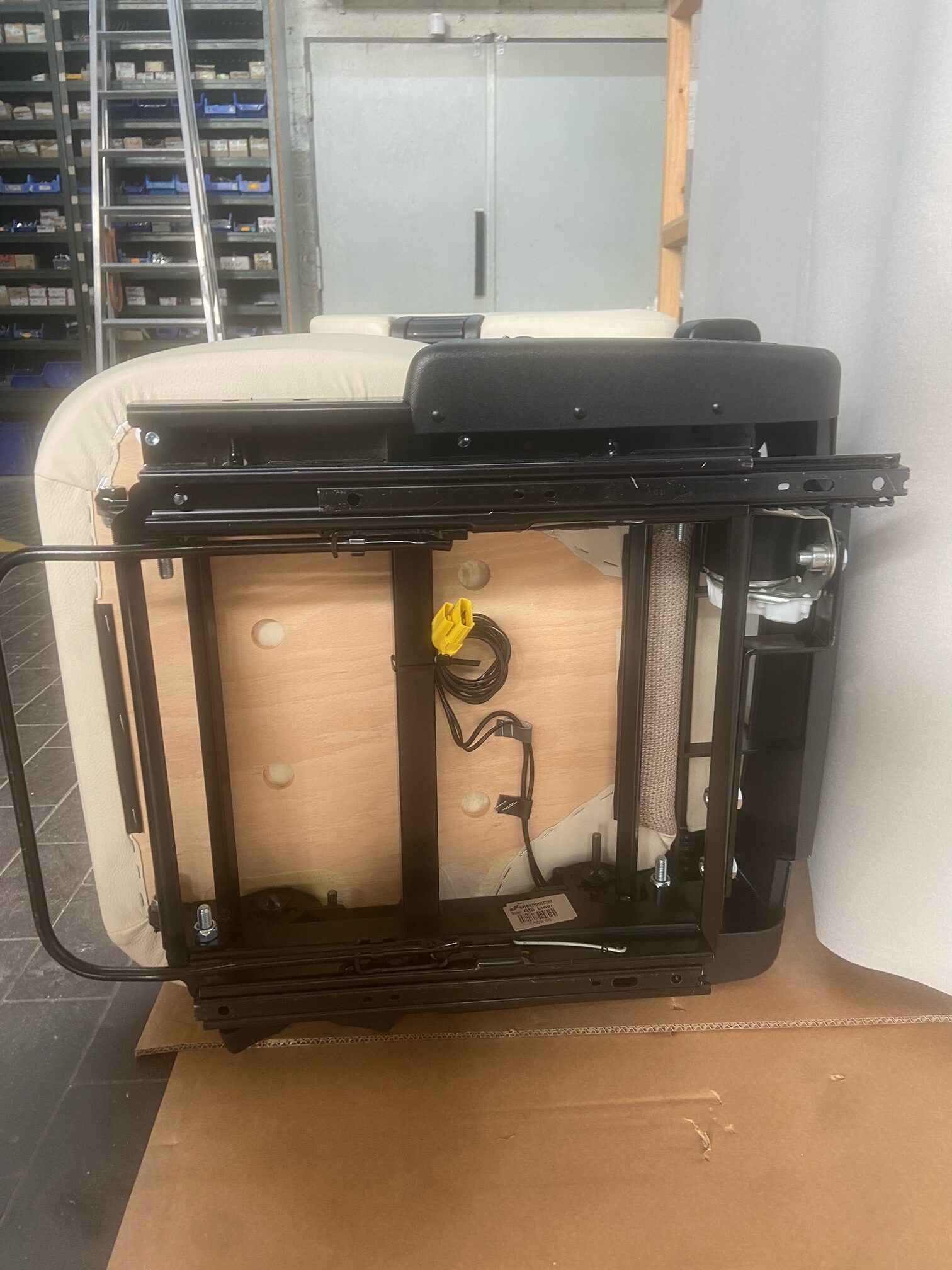 Aguti  Fahrersitz Gis Liner, beige / grau