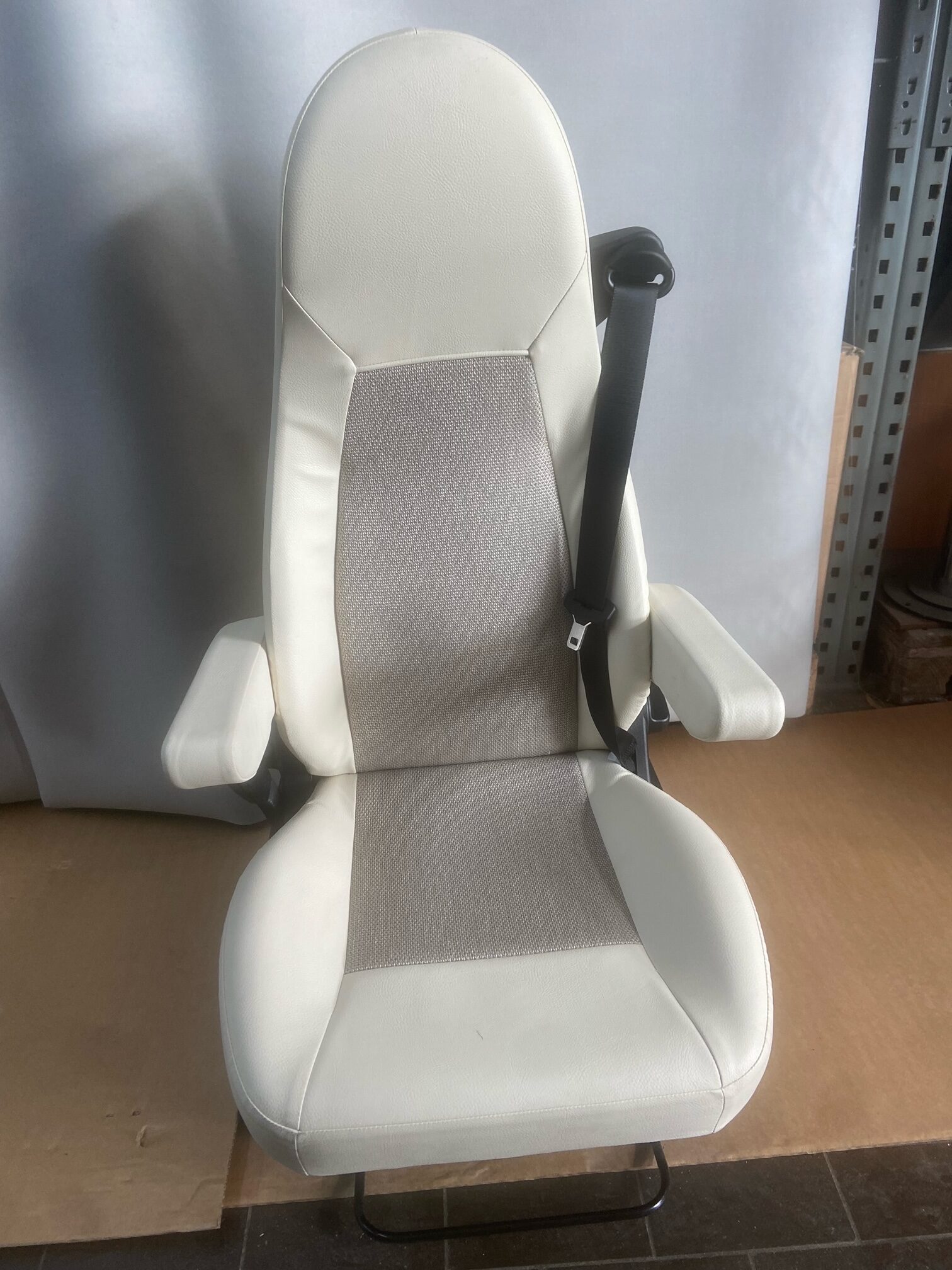 Aguti  Fahrersitz Gis Liner, beige / grau