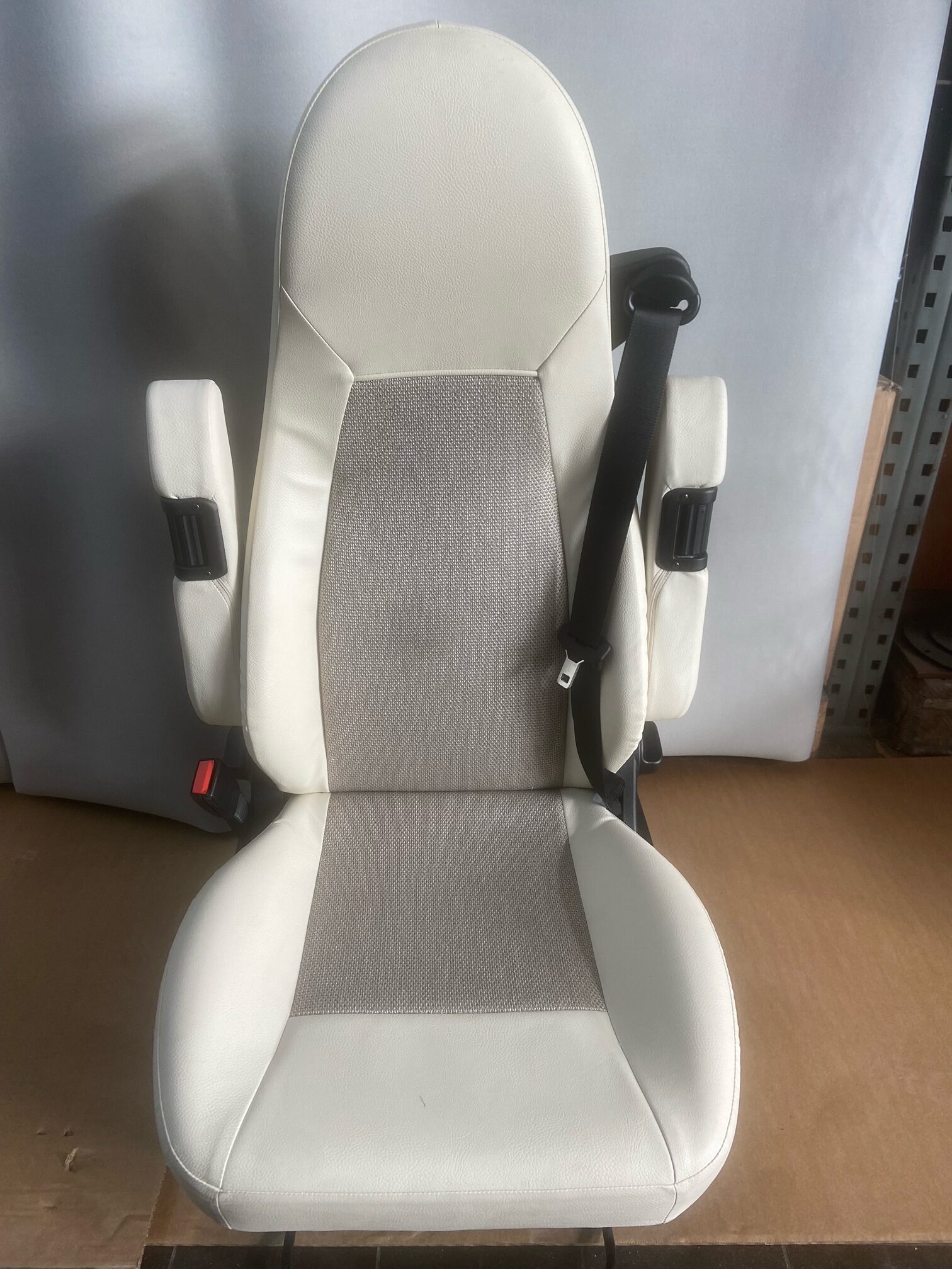 Aguti  Fahrersitz Gis Liner, beige / grau