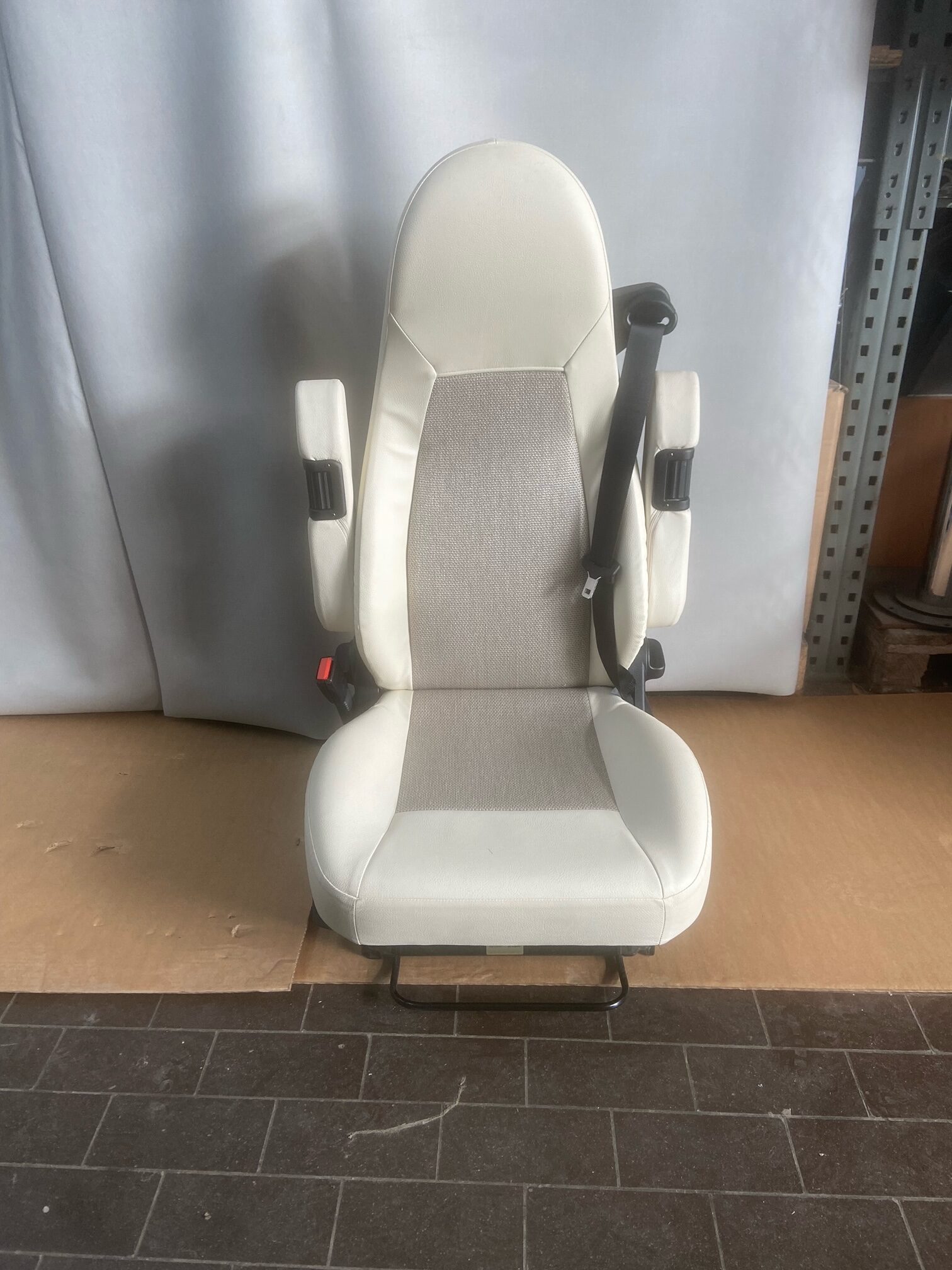 Aguti  Fahrersitz Gis Liner, beige / grau